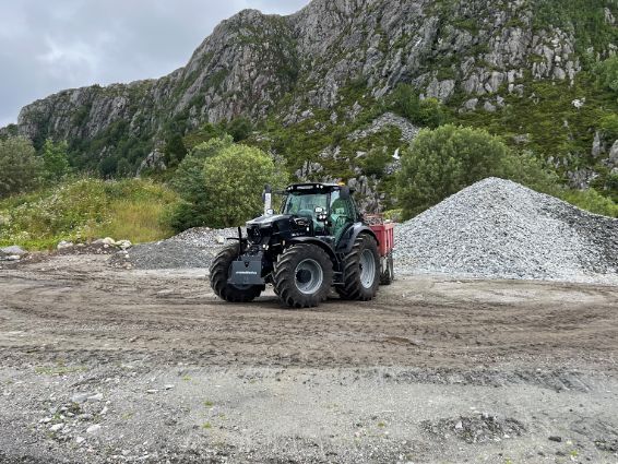 Traktor med rød tilhenger